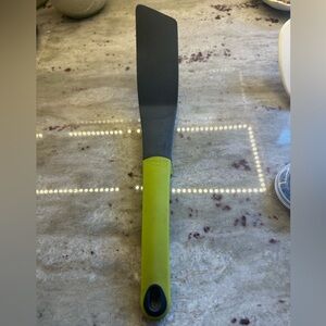 Joseph Joseph Green Elevate Flexible Turner Spatula